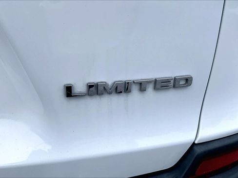 Used 2019 Jeep Cherokee Limited w/ Technology Group FWD image 10