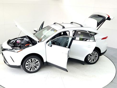 Certified 2024 Toyota Venza XLE image 18