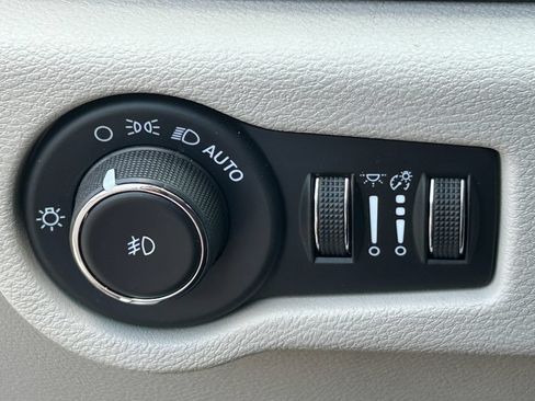Used 2023 Chrysler Pacifica Touring-L FWD image 24