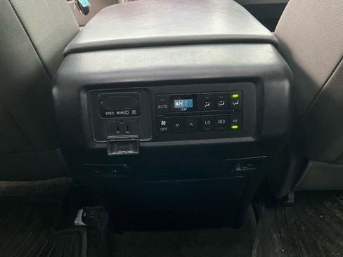 Used 2015 Toyota Sequoia Platinum image 24