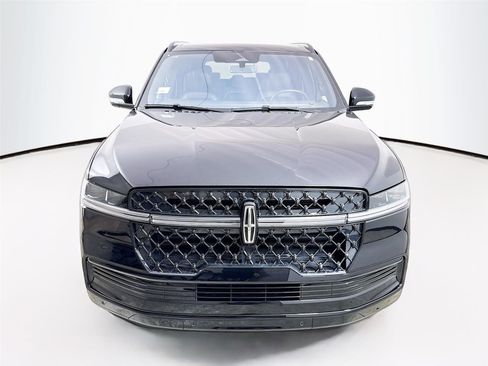 Used 2025 Lincoln Navigator Reserve w/ Jet Appearance Package image 2