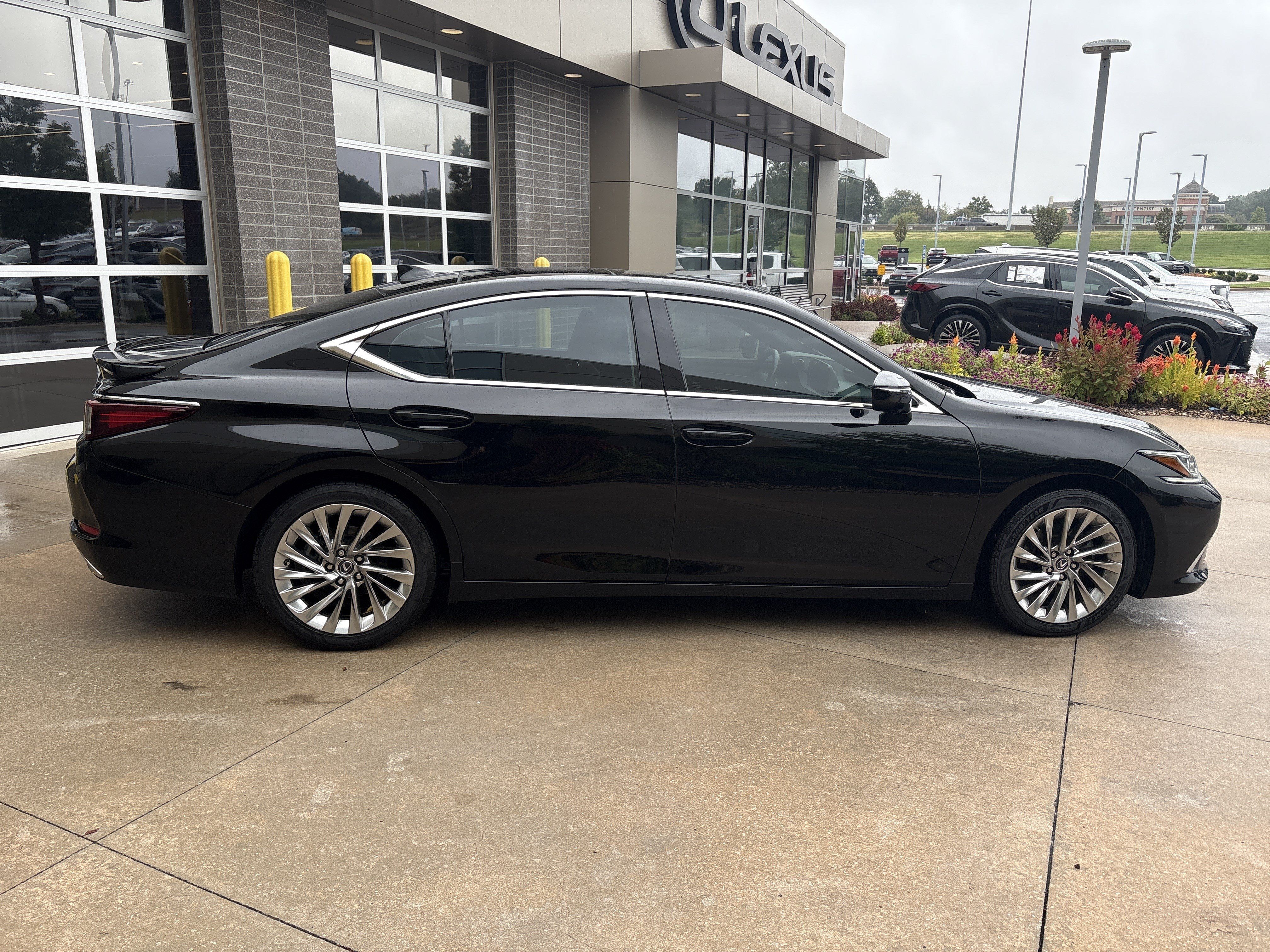 Used 2023 Lexus ES 350 w/ Accessory Package (Z2) FWD image 30