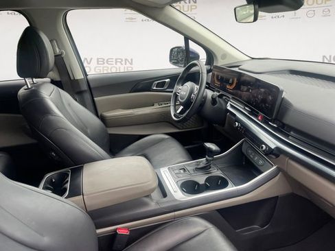 Used 2025 Kia Carnival FWD image 15