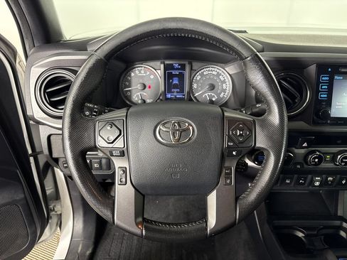 Used 2018 Toyota Tacoma TRD Off-Road w/ Technology Package AWD/4WD image 16