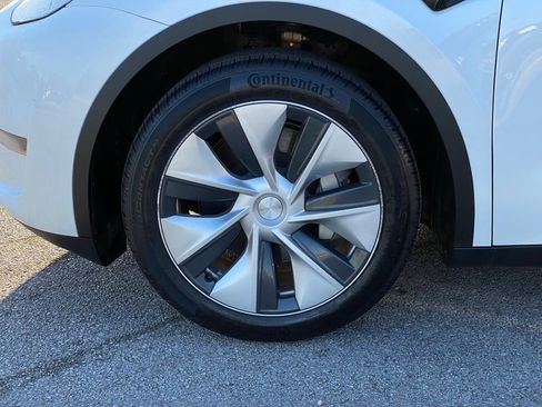 Used 2023 Tesla Model Y Long Range image 34