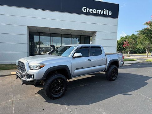 Used 2018 Toyota Tacoma TRD Off-Road AWD/4WD image 2