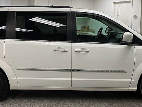 Used 2012 Chrysler Town & Country Touring image 4