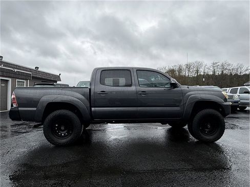Used 2013 Toyota Tacoma 4x4 Double Cab w/ TRD Sport Pkg image 4
