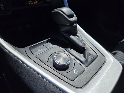 Used 2024 Toyota RAV4 LE AWD/4WD image 18