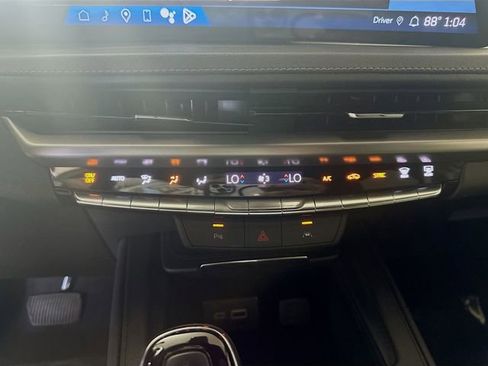 Used 2024 Cadillac XT4 Premium Luxury AWD/4WD image 18