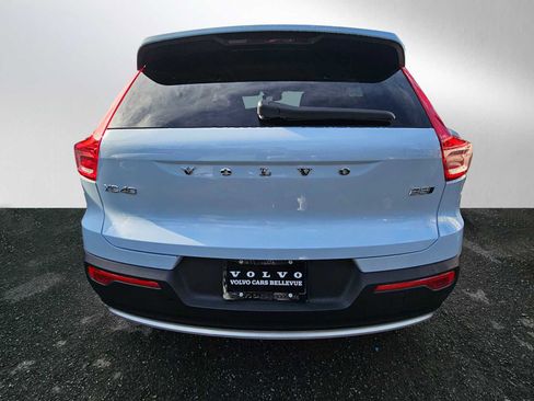 Used 2025 Volvo XC40 B5 Plus image 4