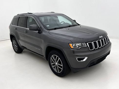 Used 2018 Jeep Grand Cherokee Laredo AWD/4WD image 2