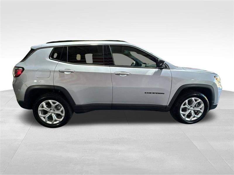 Used 2024 Jeep Compass Latitude AWD/4WD image 4