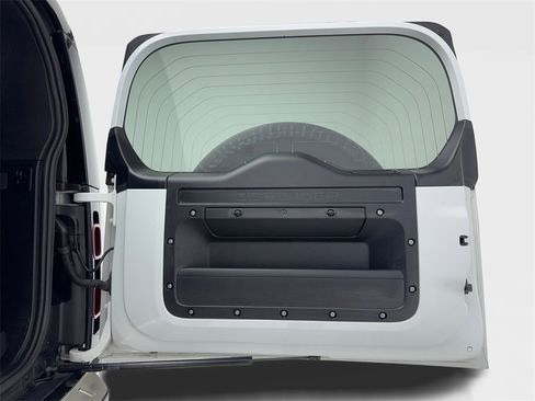 Used 2024 Land Rover Defender 130 X-Dynamic SE image 16