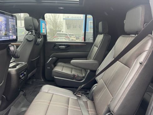 Used 2025 Chevrolet Suburban High Country image 13
