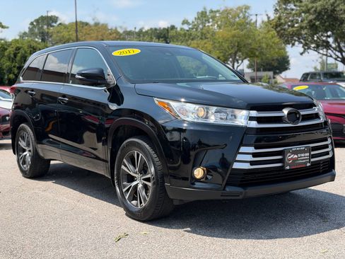 Used 2017 Toyota Highlander Plus AWD/4WD image 4