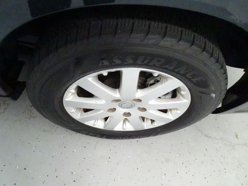 Used 2013 Chrysler Town & Country Touring FWD image 25