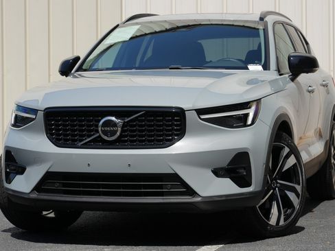 Used 2024 Volvo XC40 B5 Ultimate w/ Protection Package Premier AWD/4WD image 3