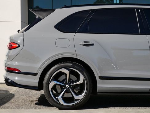 Used 2022 Bentley Bentayga image 11