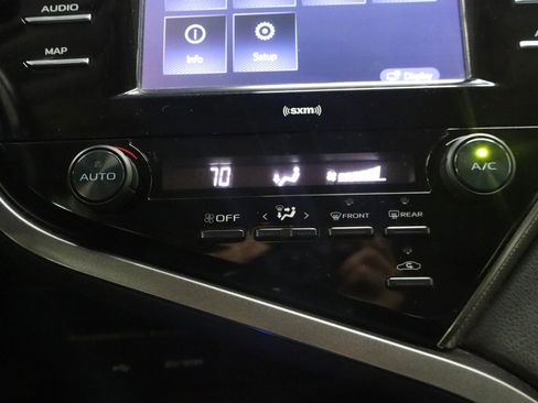 Used 2020 Toyota Camry SE image 22