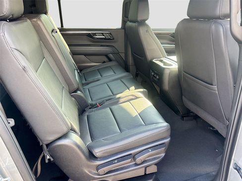Used 2025 Chevrolet Suburban Z71 AWD/4WD image 29