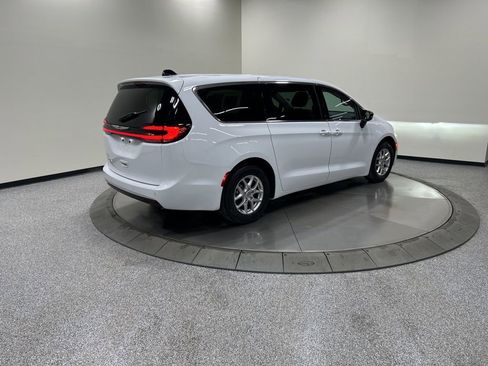 Used 2024 Chrysler Pacifica Touring-L image 6