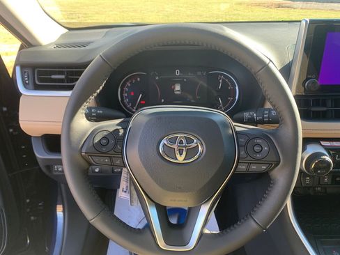 New 2025 Toyota RAV4 XLE w/ Convenience Package AWD/4WD image 16