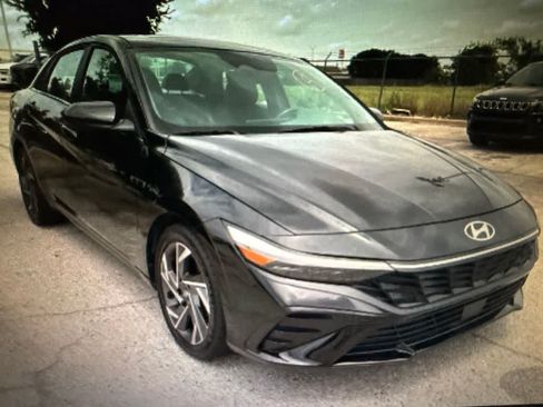 Used 2025 Hyundai Elantra SEL FWD image 6