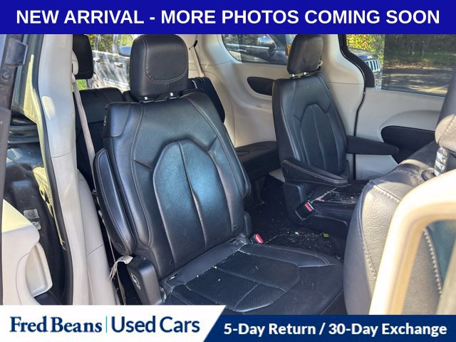 Used 2019 Chrysler Pacifica Touring-L FWD image 10