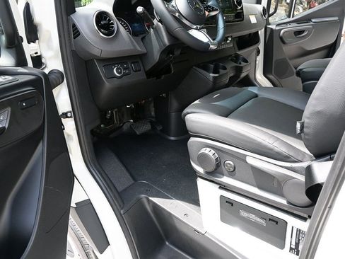 Used 2025 Mercedes-Benz Sprinter 2500 image 7