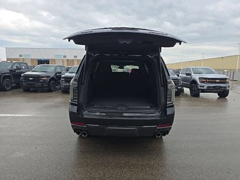 Used 2026 Chevrolet Suburban RST w/ Comfort Package AWD/4WD image 6