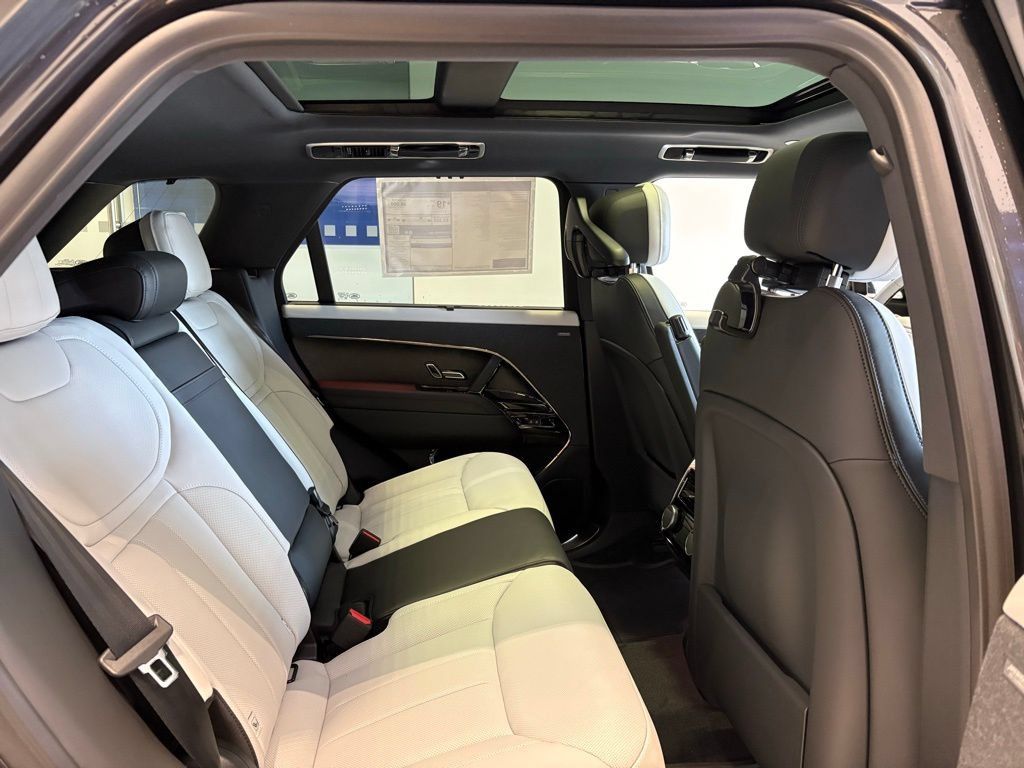 New 2026 Land Rover Range Rover Sport Dynamic SE AWD/4WD image 17
