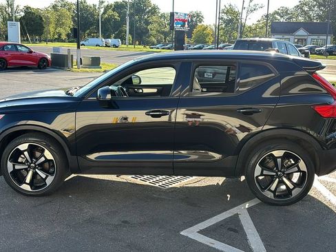 Used 2022 Volvo XC40 T5 Momentum w/ Premium Package AWD/4WD image 2