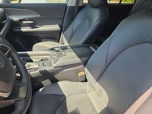 Used 2024 Toyota Grand Highlander XLE image 11