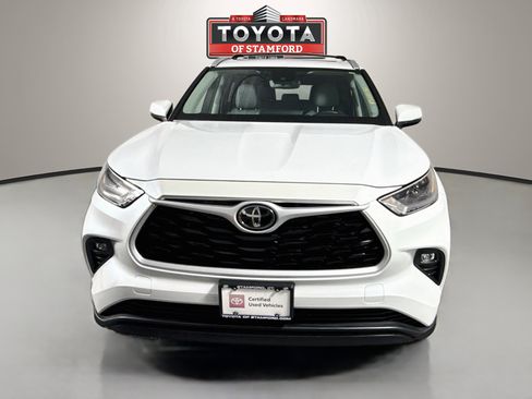 Used 2023 Toyota Highlander XLE AWD/4WD image 2