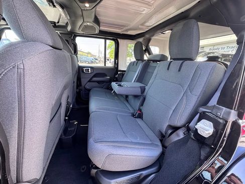 Used 2025 Jeep Wrangler Unlimited Sahara AWD/4WD image 15