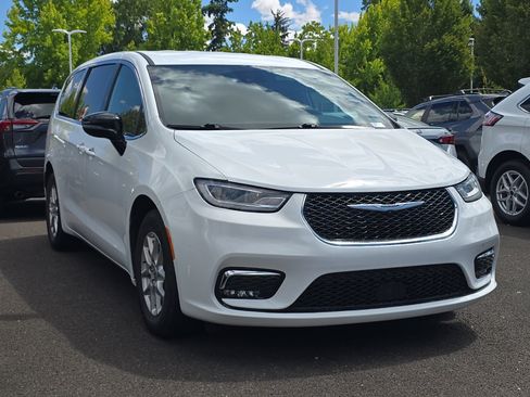 Used 2025 Chrysler Pacifica Select FWD image 2