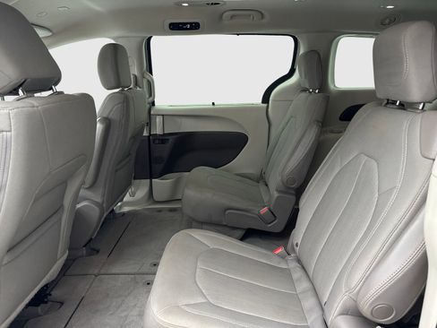 Used 2021 Chrysler Pacifica Touring FWD image 39