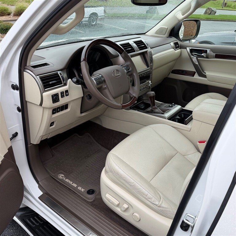 Used 2018 Lexus GX 460 Premium w/ Premium Package AWD/4WD image 9
