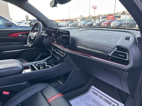 Used 2024 Chevrolet Traverse RS image 40