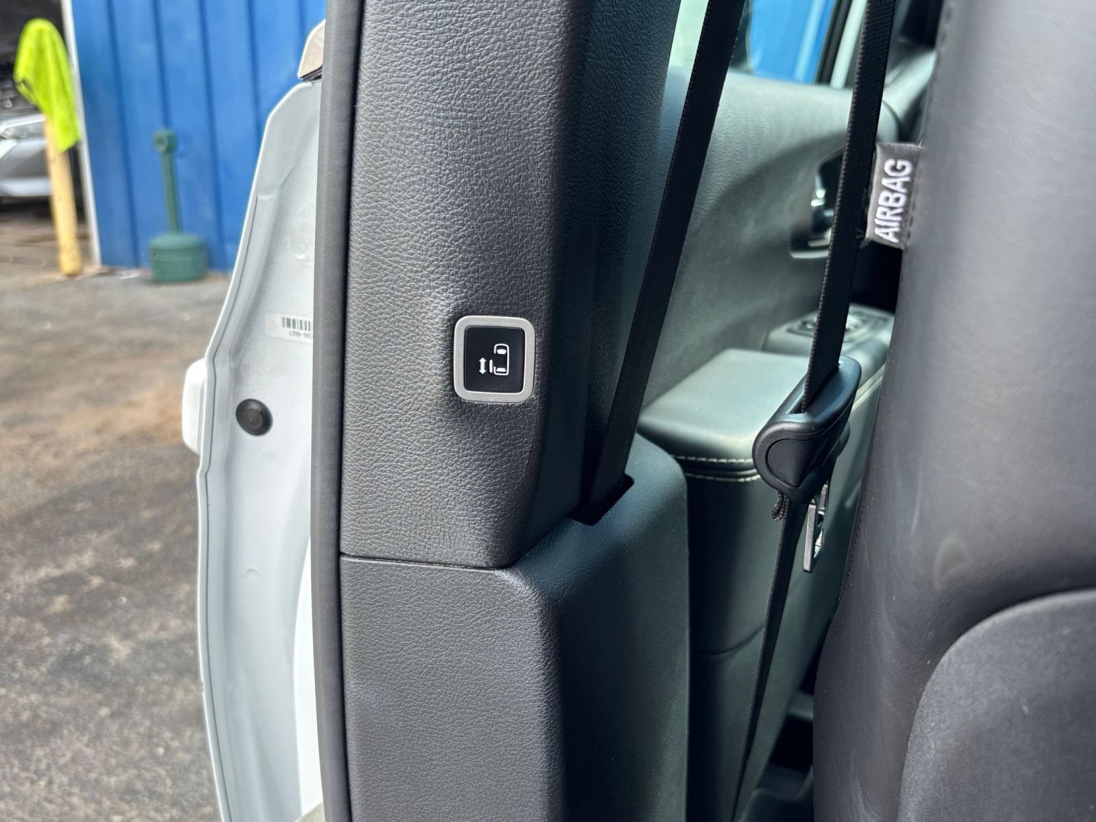 Used 2025 Chrysler Pacifica Select FWD image 25