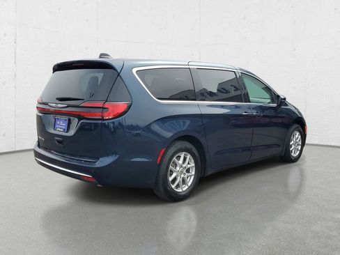 Used 2023 Chrysler Pacifica Touring-L FWD image 7