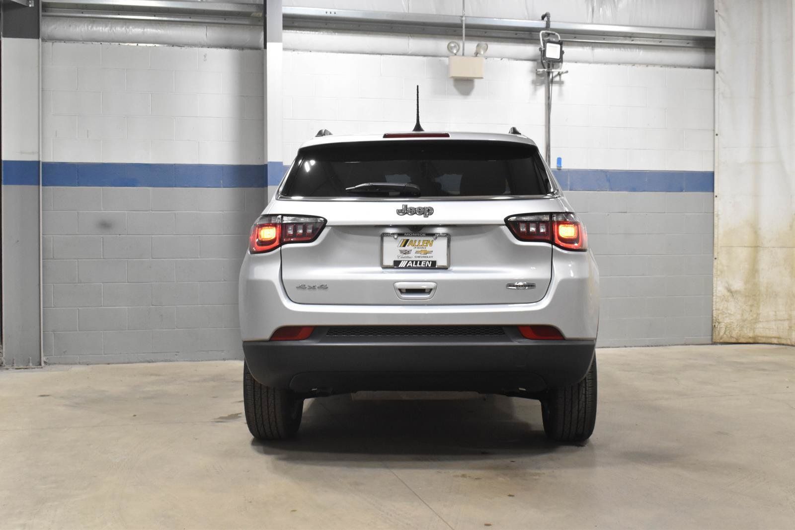 Used 2025 Jeep Compass Latitude AWD/4WD image 26
