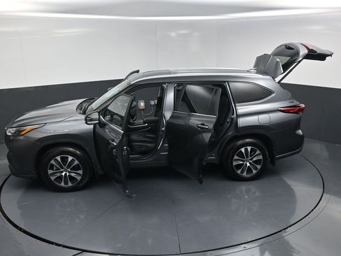 Used 2023 Toyota Highlander XLE FWD image 24
