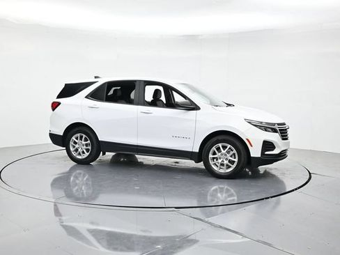 Used 2024 Chevrolet Equinox LS w/ LS Convenience Package FWD image 3