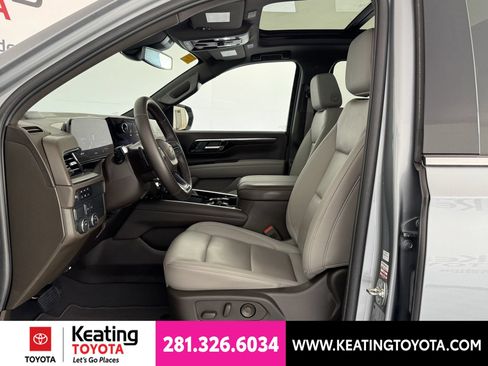 Used 2025 Chevrolet Suburban LT w/ Comfort Package RWD image 14