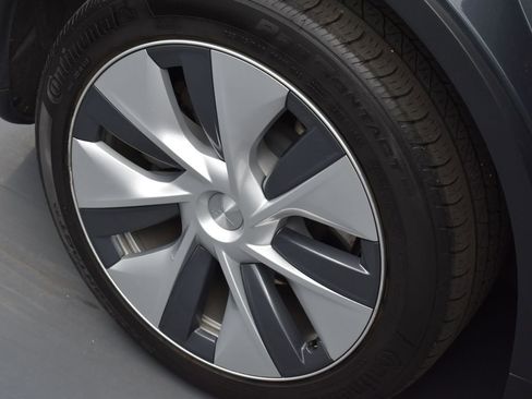 Used 2023 Tesla Model Y Long Range image 25