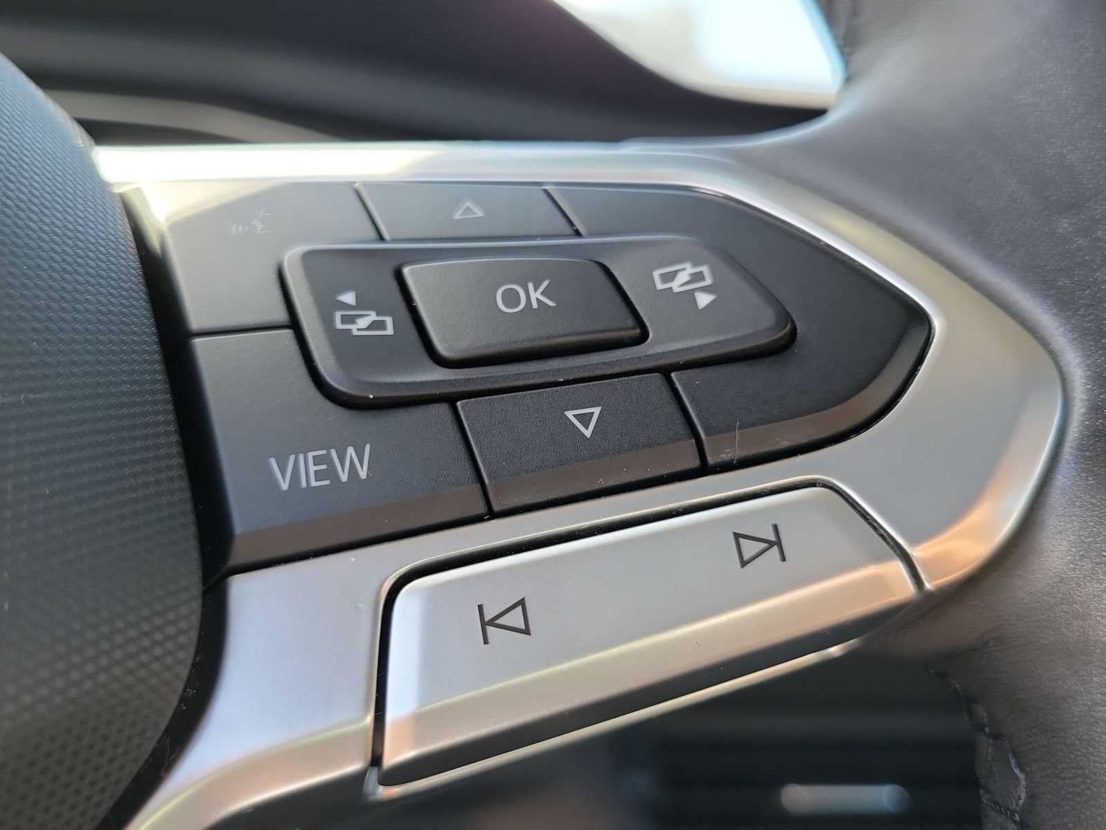 Used 2023 Volkswagen Jetta SE w/ Panoramic Sunroof Package FWD image 22