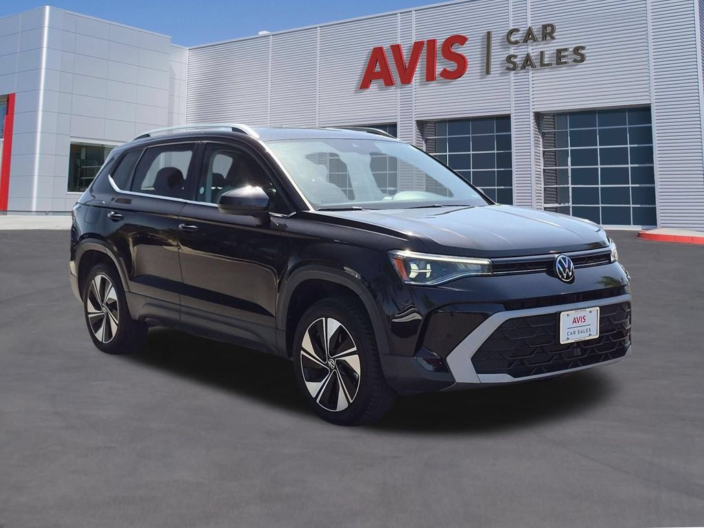 Used 2025 Volkswagen Taos SE AWD/4WD image 3