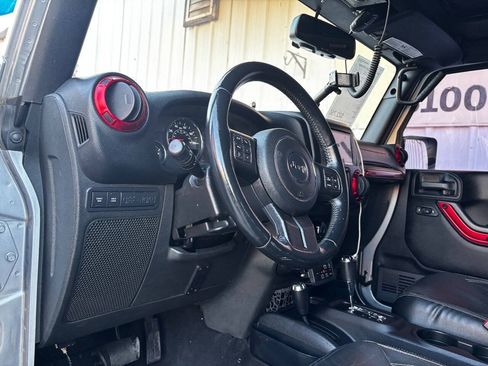 Used 2015 Jeep Wrangler Unlimited Rubicon w/ Connectivity Group AWD/4WD image 13